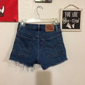 High waisted Levi shorties